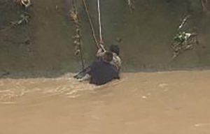 rescatan-hombre-rio-naucalpan
