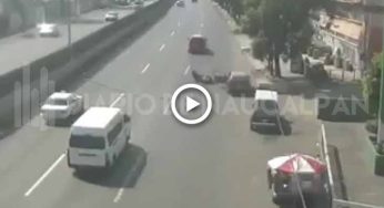 Motociclista impacta con la puerta de un vehículo en Naucalpan